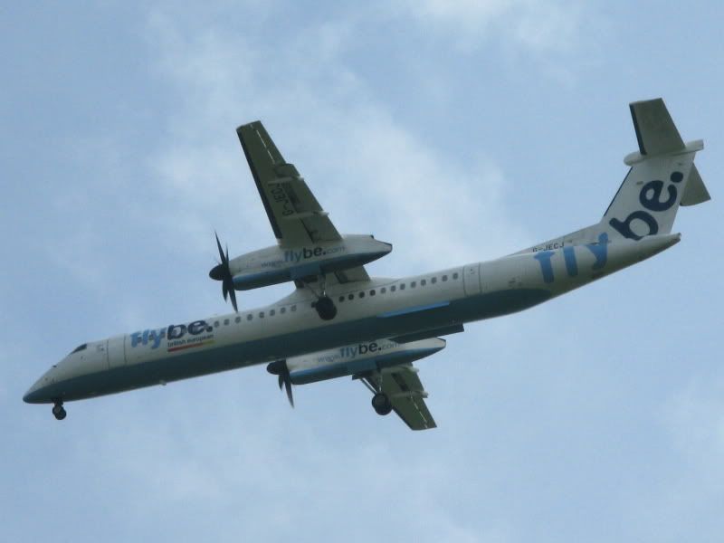 http://i715.photobucket.com/albums/ww157/TheMightyOz/7270_G-JECJ_flybe_Dash8.jpg