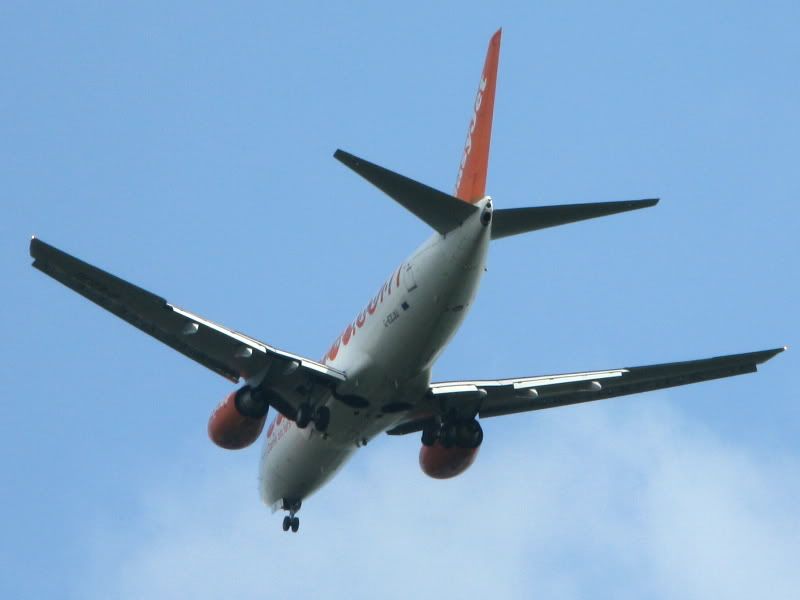 http://i715.photobucket.com/albums/ww157/TheMightyOz/7286_G-EZJU_easyJet_737.jpg