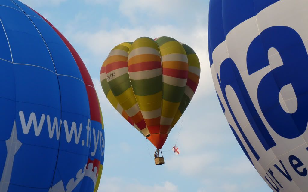 http://i715.photobucket.com/albums/ww157/TheMightyOz/Bristol%20Balloon%20Fiesta%2015th%20August%202010/P1070526.jpg
