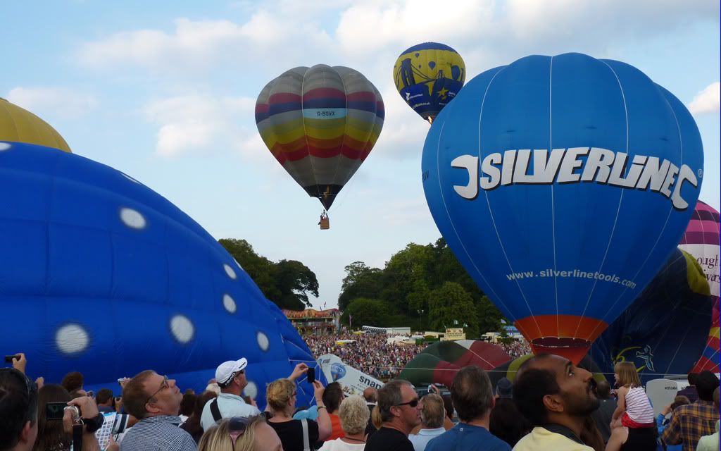 http://i715.photobucket.com/albums/ww157/TheMightyOz/Bristol%20Balloon%20Fiesta%2015th%20August%202010/P1070544.jpg