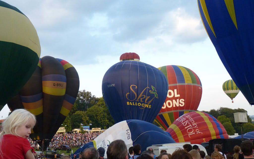 http://i715.photobucket.com/albums/ww157/TheMightyOz/Bristol%20Balloon%20Fiesta%2015th%20August%202010/P1070619.jpg