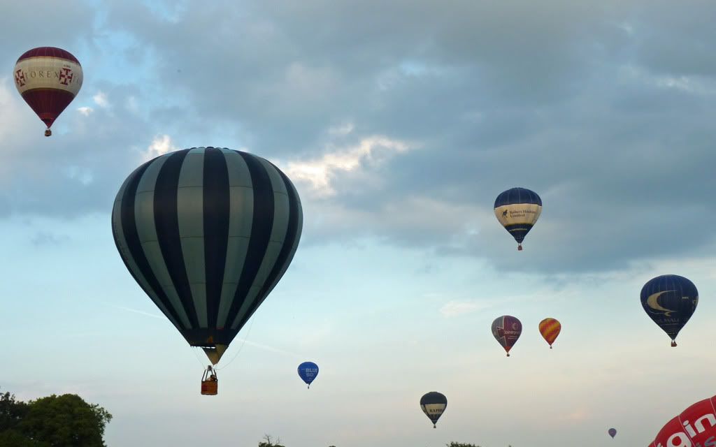 http://i715.photobucket.com/albums/ww157/TheMightyOz/Bristol%20Balloon%20Fiesta%2015th%20August%202010/P1070659.jpg