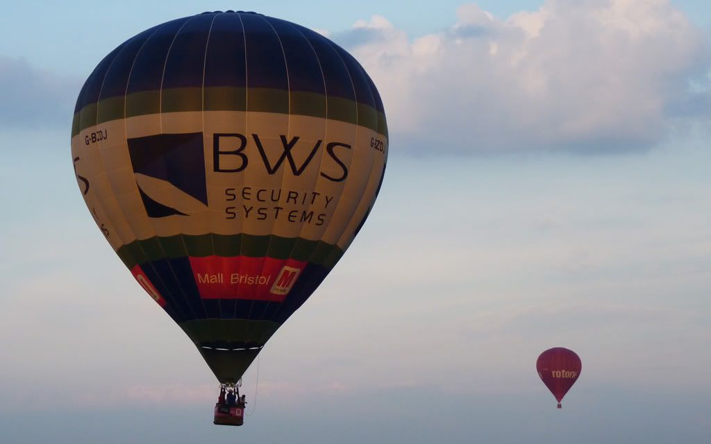 http://i715.photobucket.com/albums/ww157/TheMightyOz/Bristol%20Balloon%20Fiesta%2015th%20August%202010/P1070707.jpg