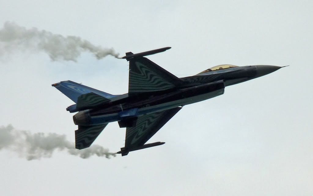 http://i715.photobucket.com/albums/ww157/TheMightyOz/Eastbourne%20Airshow%2012th%20August%202010/P1050564.jpg