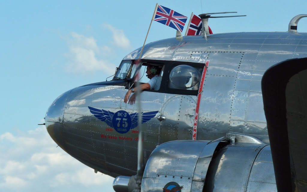 http://i715.photobucket.com/albums/ww157/TheMightyOz/Flying%20Legends%202010%20Part%202/P1030282.jpg
