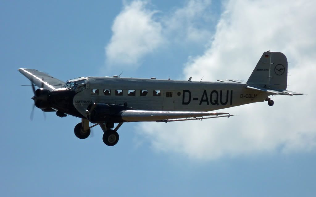 http://i715.photobucket.com/albums/ww157/TheMightyOz/Flying%20Legends%202010/P1020822.jpg