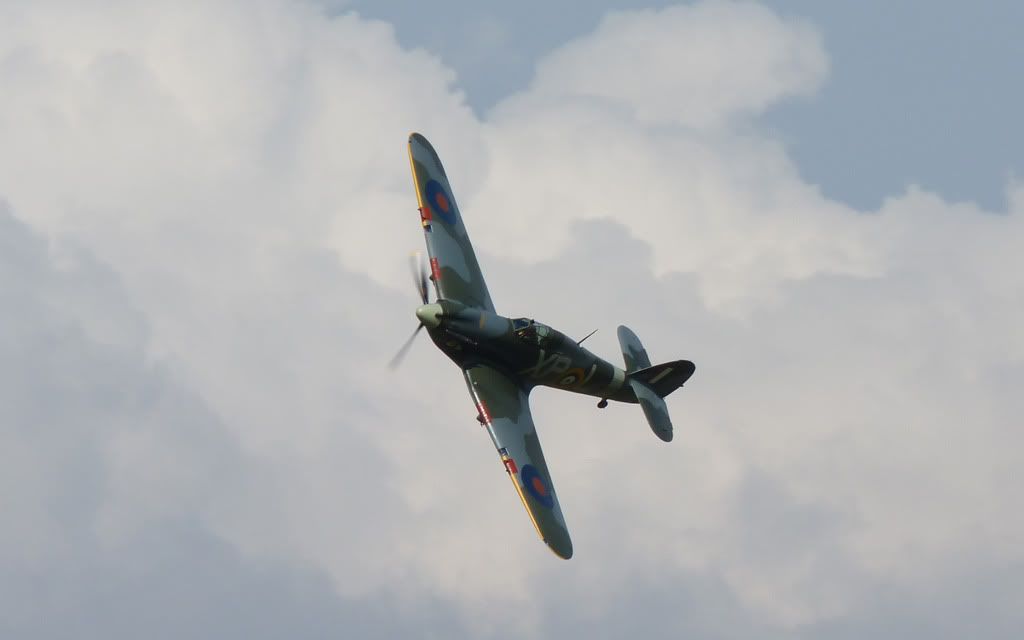 http://i715.photobucket.com/albums/ww157/TheMightyOz/Rougham%20Airshow%2014th%20August%202010/P1060700.jpg