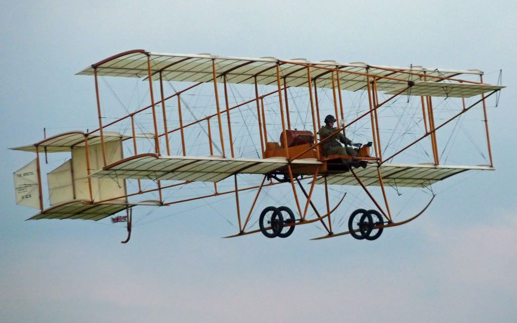 http://i715.photobucket.com/albums/ww157/TheMightyOz/Shuttleworth%2014th%20August%202010/P1060978.jpg