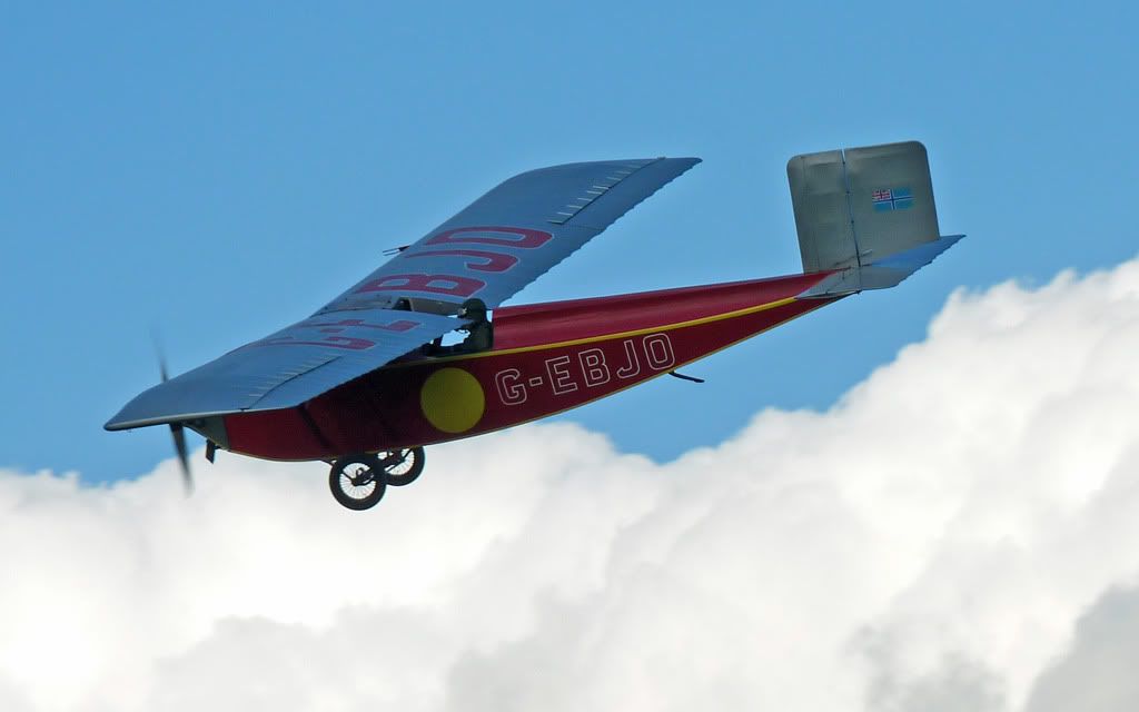 http://i715.photobucket.com/albums/ww157/TheMightyOz/Shuttleworth%20Mid%20Summer%20Display%202010/P1040443.jpg