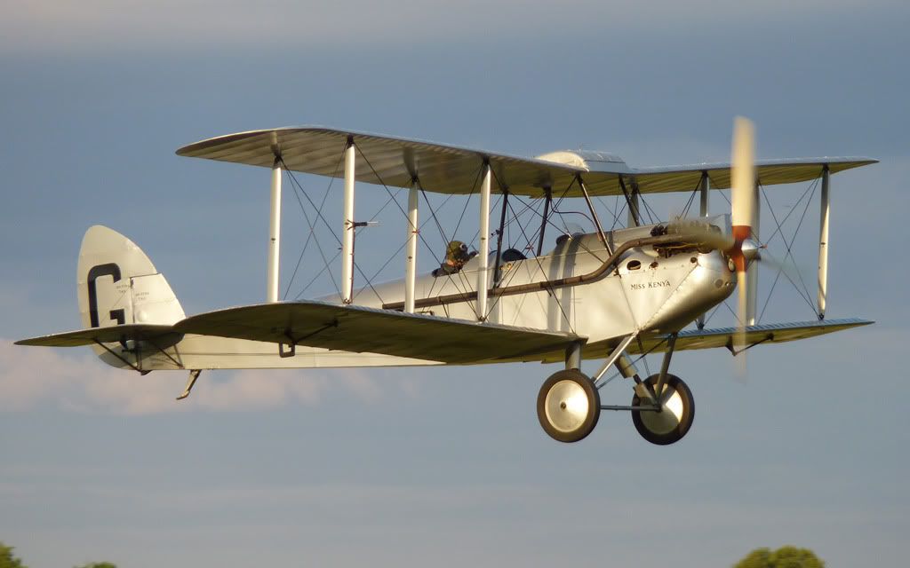 http://i715.photobucket.com/albums/ww157/TheMightyOz/Shuttleworth%20Mid%20Summer%20Display%202010/P1040516.jpg