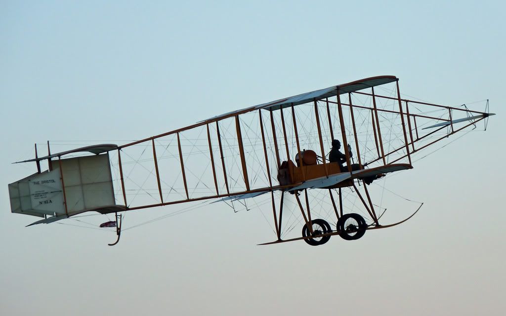 http://i715.photobucket.com/albums/ww157/TheMightyOz/Shuttleworth%20Mid%20Summer%20Display%202010/P1040643.jpg