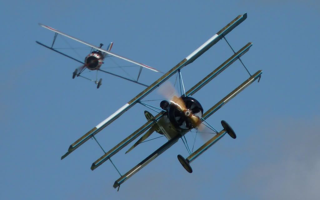 http://i715.photobucket.com/albums/ww157/TheMightyOz/Sywell%20Airshow/P1080652.jpg