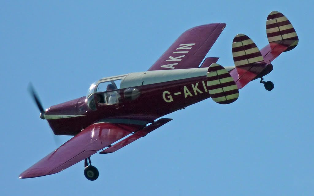 http://i715.photobucket.com/albums/ww157/TheMightyOz/Sywell%20Airshow/P1090072.jpg