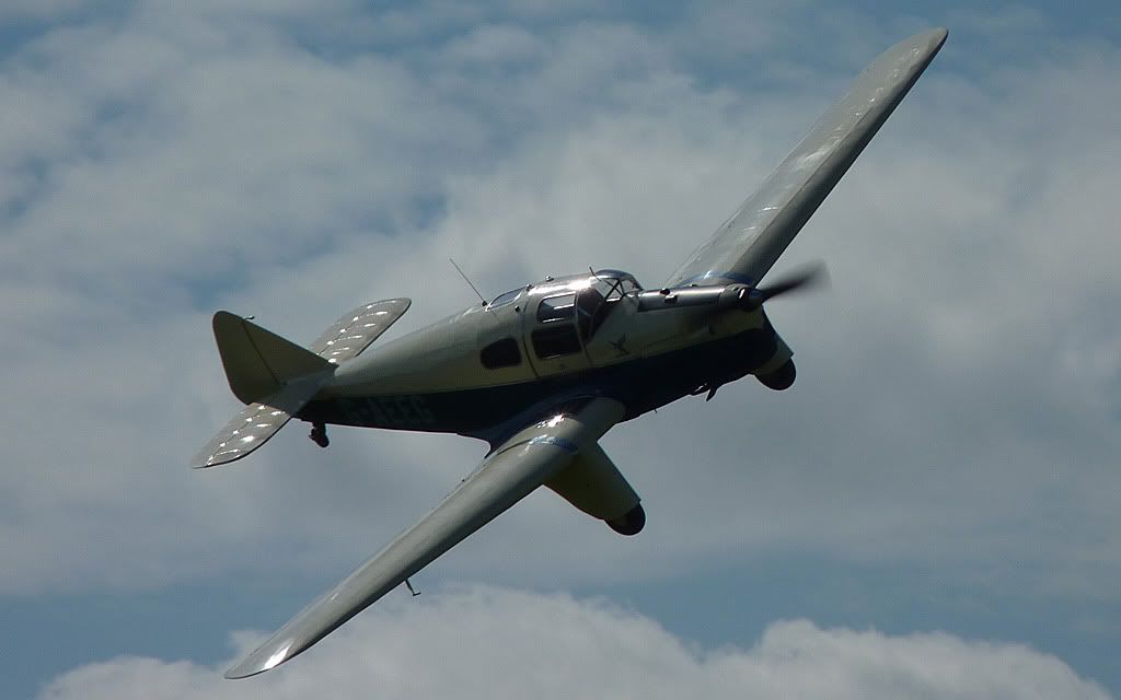 http://i715.photobucket.com/albums/ww157/TheMightyOz/Sywell%20Airshow/P1090081.jpg