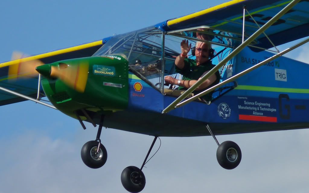 http://i715.photobucket.com/albums/ww157/TheMightyOz/Sywell%20Airshow/P1090107.jpg