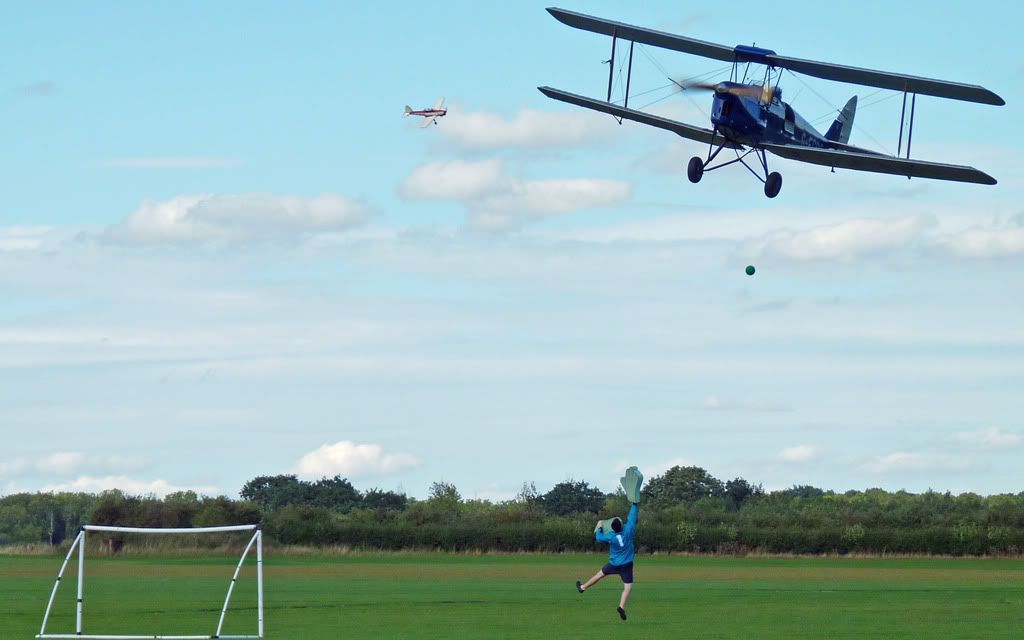 http://i715.photobucket.com/albums/ww157/TheMightyOz/Sywell%20Airshow/P1090195.jpg