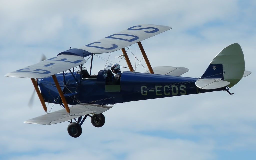 http://i715.photobucket.com/albums/ww157/TheMightyOz/Sywell%20Airshow/P1090238.jpg