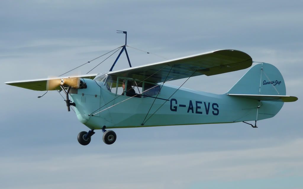 http://i715.photobucket.com/albums/ww157/TheMightyOz/Sywell%20Airshow/P1090382.jpg