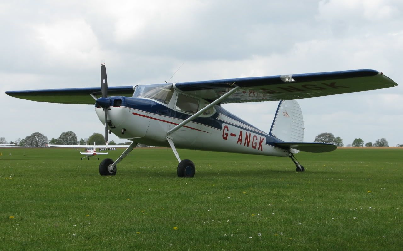 http://i715.photobucket.com/albums/ww157/TheMightyOz/Sywell%20Cessnas/IMG_7714.jpg