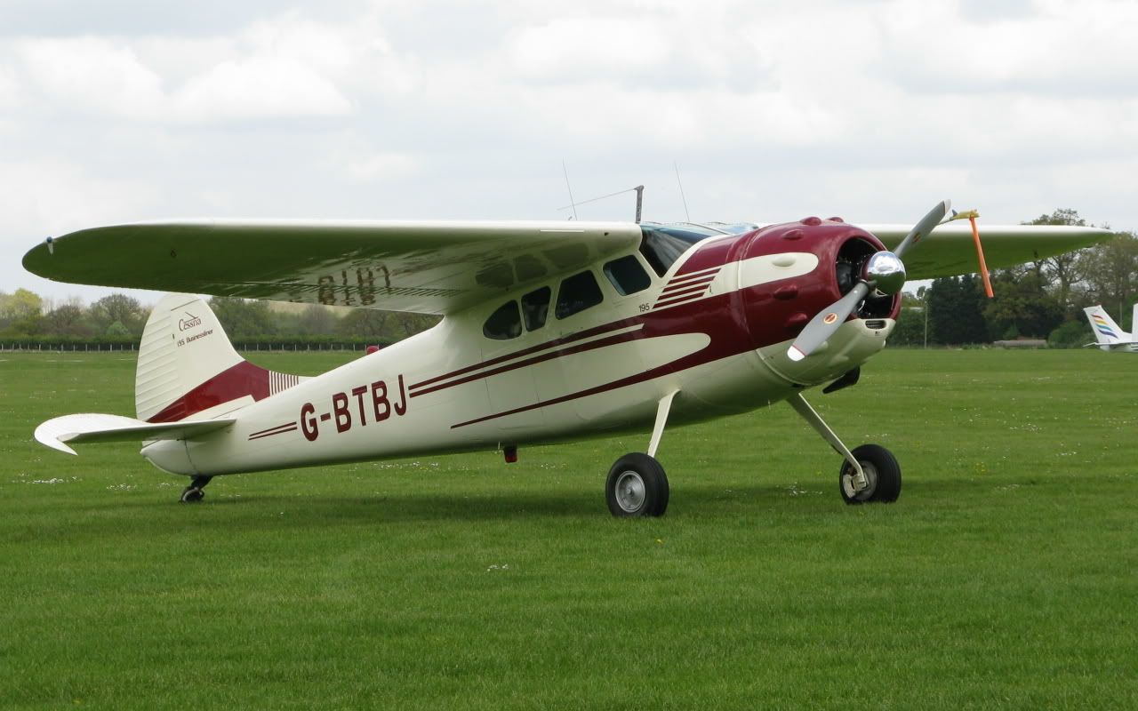 http://i715.photobucket.com/albums/ww157/TheMightyOz/Sywell%20Cessnas/IMG_7739.jpg