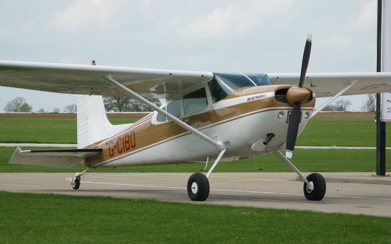 http://i715.photobucket.com/albums/ww157/TheMightyOz/Sywell%20Cessnas/IMG_7830.jpg
