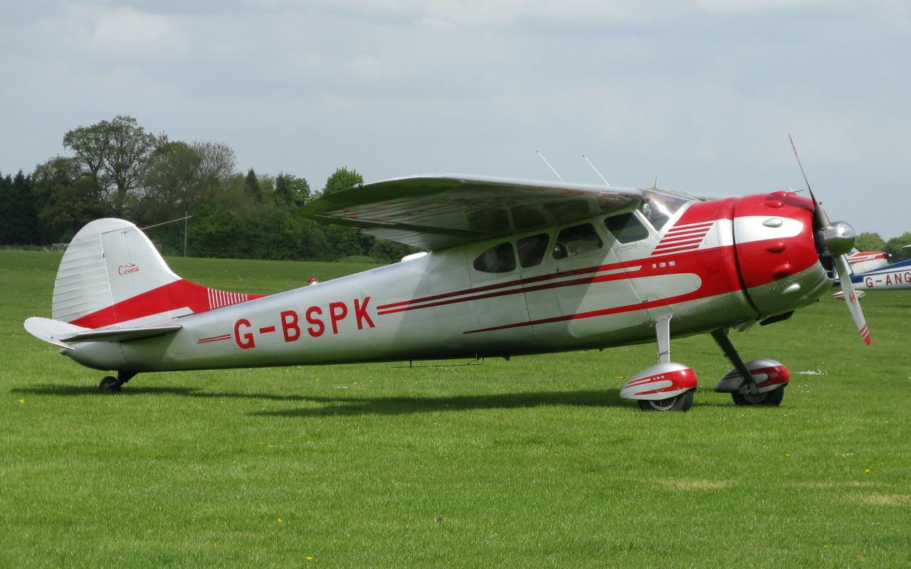 http://i715.photobucket.com/albums/ww157/TheMightyOz/Sywell%20Cessnas/IMG_7843.jpg